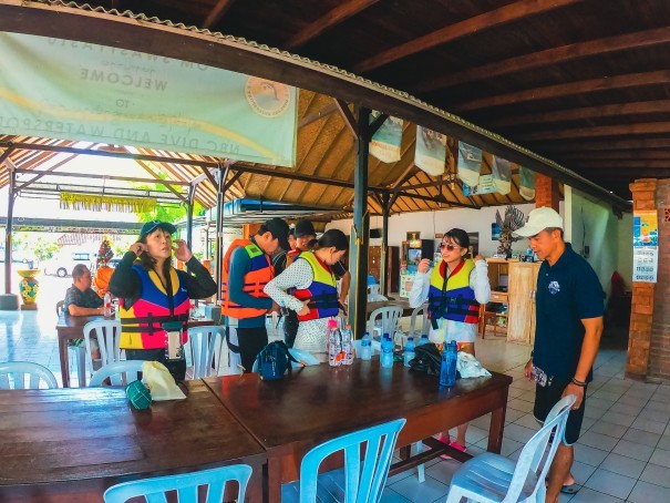 Snorkeling Gear: A photo of snorkeling gear and a knowledgeable tour guide ready to provide information and support.