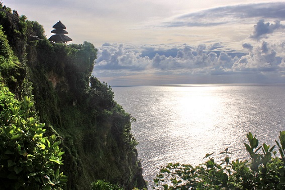 Uluwatu Temple, a Hindu temple perched on a cliff overlooking the Indian Ocean in Bali, Indonesia