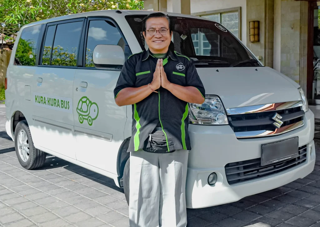 Meanwhile, a Kura-Kura Bus driver greets guests beside a white shared airport transfer van in Bali, highlighting shared tours and reliable transfers between key tourist areas.