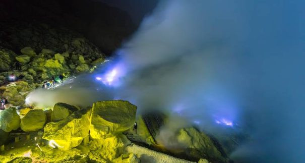 (English) Ijen Volcano – Magical Blue Fire