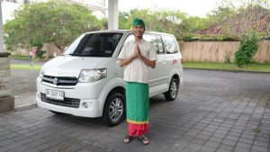 driver of Bali airport transfer using EV