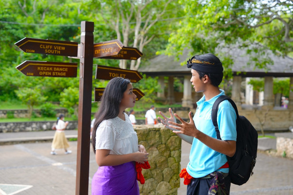 (English) Jimbaran Bay Sunset Dinner Tour with Pandawa Beach, Uluwatu Temple & Optional Photographer