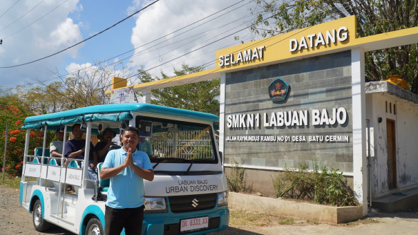 (English) Things to Do in Labuan Bajo Besides Komodo: Explore the Town by Smart Buggy