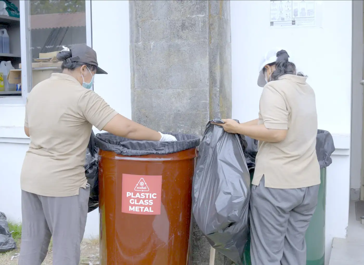 JTB Indonesia team sorting recyclable and organic waste