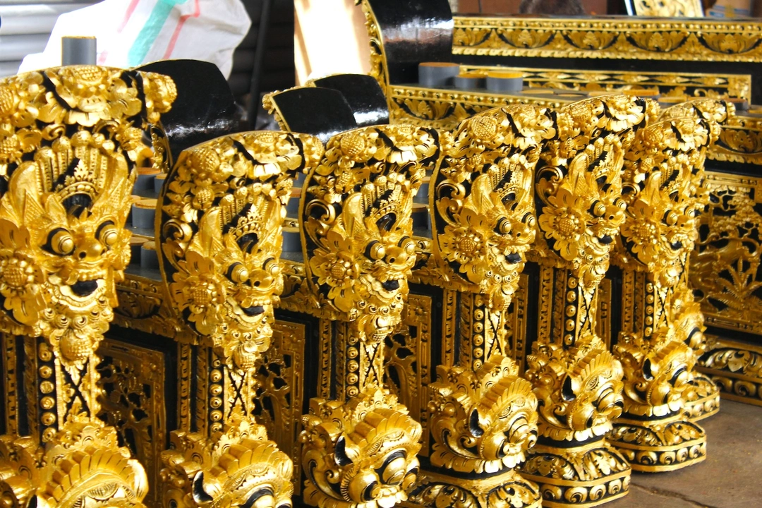 金色のガムラン楽器