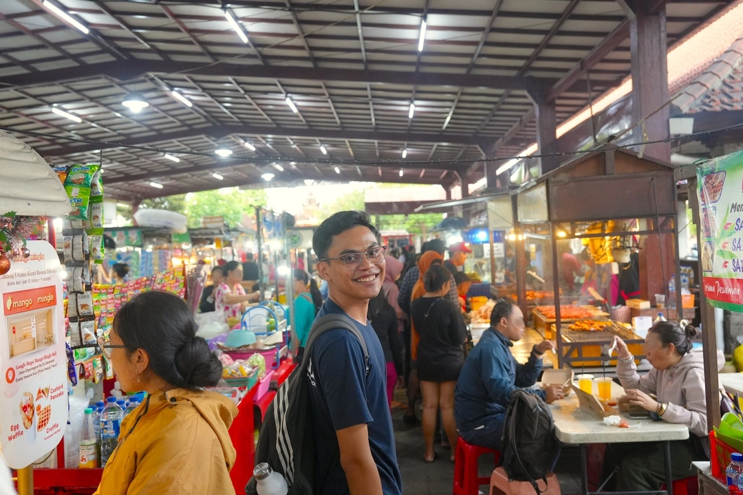 Denpasar evening food market walking tour in Bali