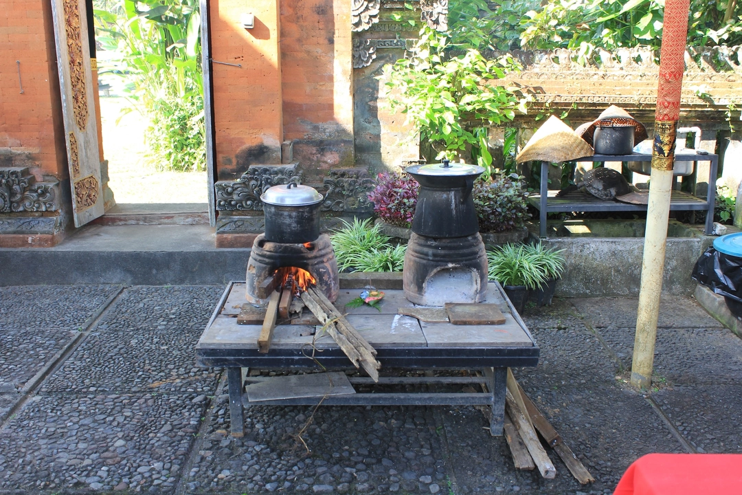 Balinese cooking class with traditional kitchen atmosphere in Bali