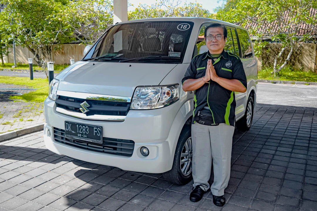 Safe, convertible car with an experienced driver. Charter Car - Kura-Kura Bus